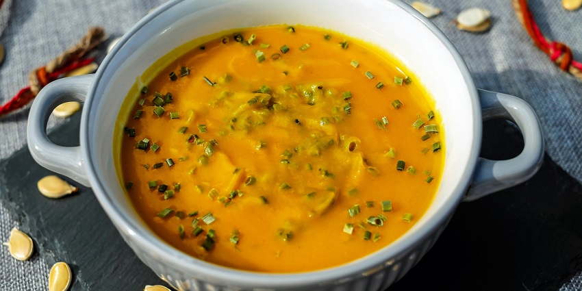 Enjoy delicious Himachali cuisine at the eateries located near the Trilokinath Temple.