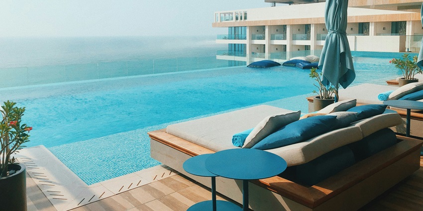 A view of a hotel in Dubai with spectacular views of turquoise waters and blue skies.