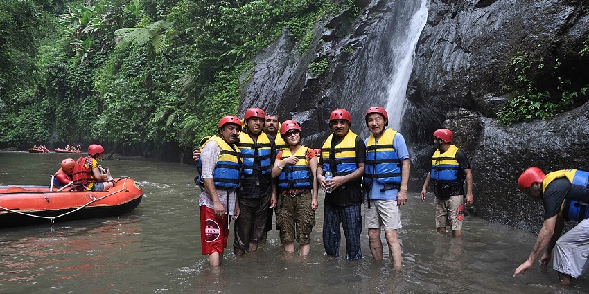 A picture of a group of rafters enjoying the water sport in Bali