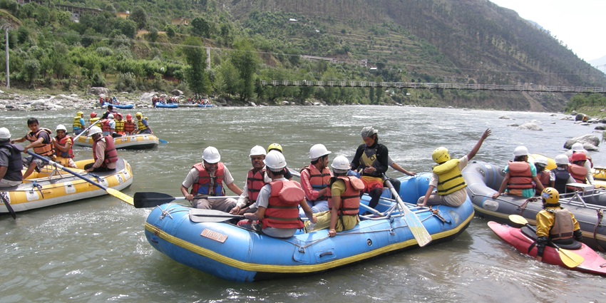 An image of people rafting in the Beas river, one of the best things to do in Naggar