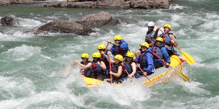 White water rafting is a top adventure sport in Manali wherein you can feel the rush of white water