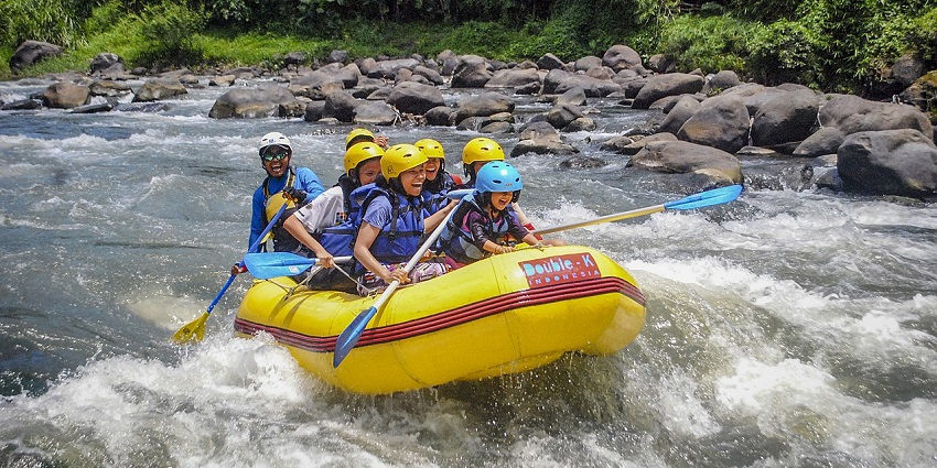 White water rafting, one of the adventure sports in Himachal Pradesh, offers an adrenaline-pumping journey.