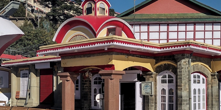A picture of a temple in Shimla with benches placed around its entrance and corridors