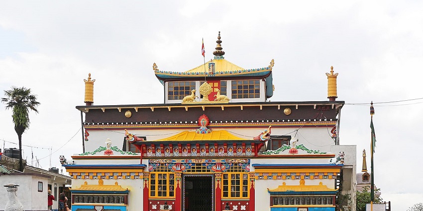Ghum houses the Yiga Choeling Monastery with a 15-foot-high statue of the Maitreya Buddha.
