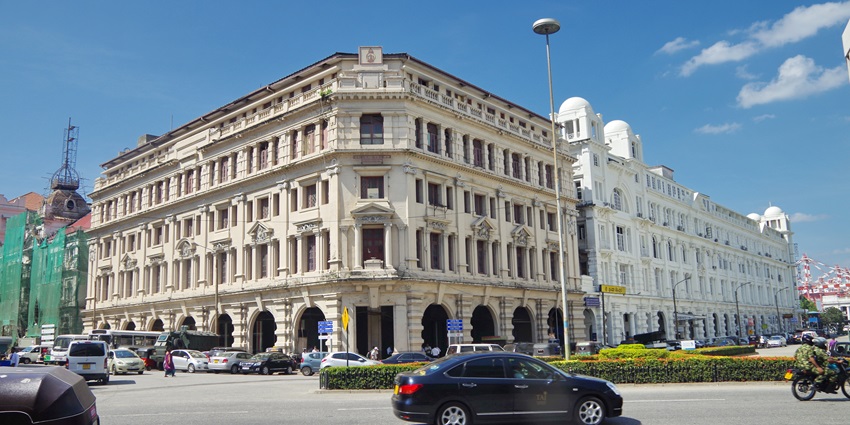 A beautiful view of the huge HSBC Bank building at the famous York Street in Colombo.