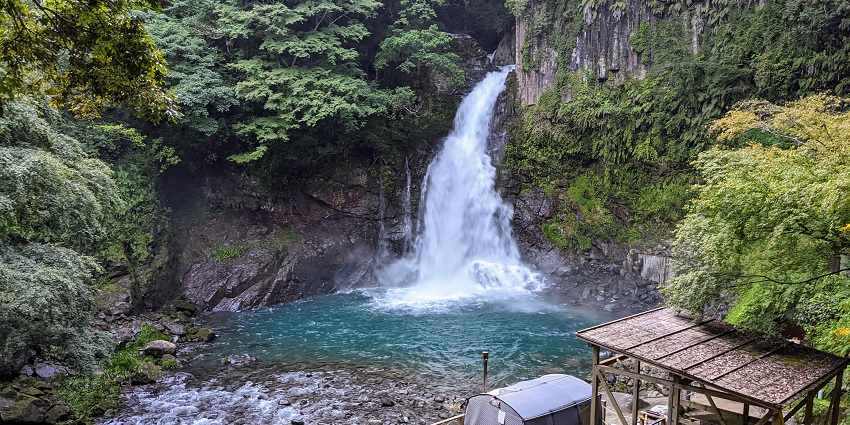 Yumthang Hot Spring is known for its natural pools having therapeutic properties.