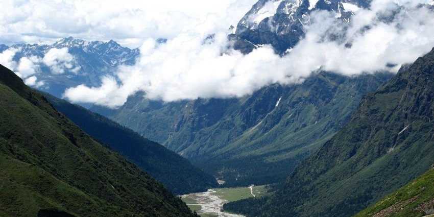Yumthang Valley offers exhilarating views of the surroundings with a river flowing through it.