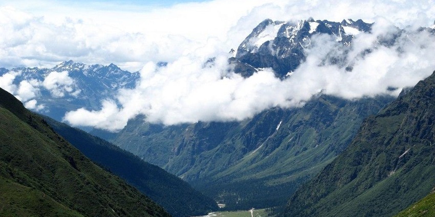 Trekking to Yumthang Valley is one of the top things to do in Lachung for an enjoyable experience.