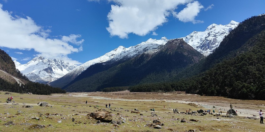 People travelling at the Yumthang Valey, one of the places to visit in Sikkim in May.