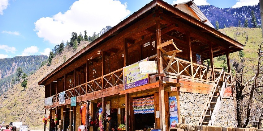 For shopping in Srinagar, visit the Zaina Kadal Market and buy clothing, shawls, etc.