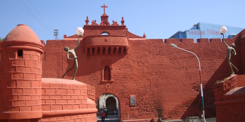 A picture of the beautiful orange-coloured architecture of the famous Zampa Gateway.