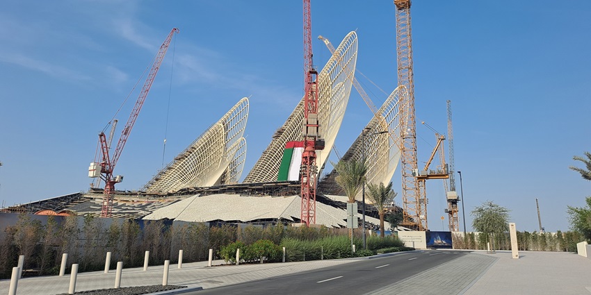 A picture of a museum in Abu Dhabi taken from across the street during day time