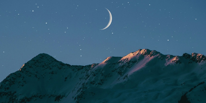 A picture of the scenic night sky of Kasol with mesmerising views of the snow-covered Himalayas
