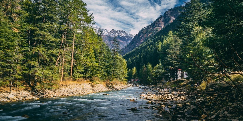Panoramic view of the beautiful kasol and the parvati river flowing through the hills