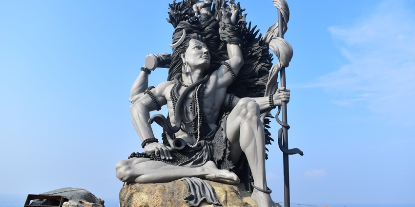 Aazhimala Siva Temple is one of the most serene places near Bible Museum Trivandrum.