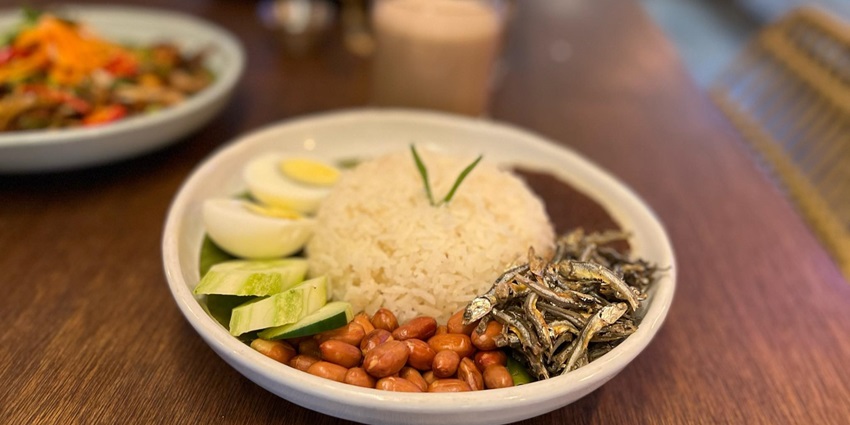 Nasi Lemak in the picture is one of the popular dishes of Malaysia that is a must-try.