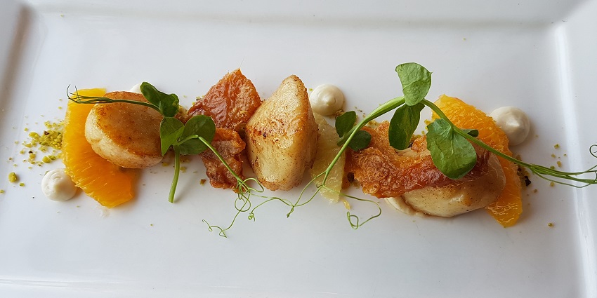 100 Mahaseth is a restaurant providing a diverse variety of the best food in Bangkok.