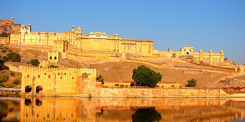 Amber Palace on a hill, showcasing the grand fortification, home to the 1135 AD Restaurant.