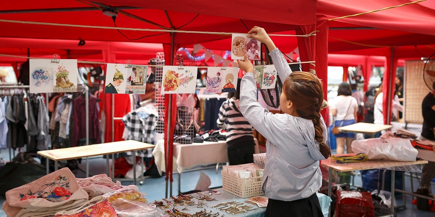 An image of lively 22 No. Phatak Market with various shops offering casual wear, footwear, and accessories.