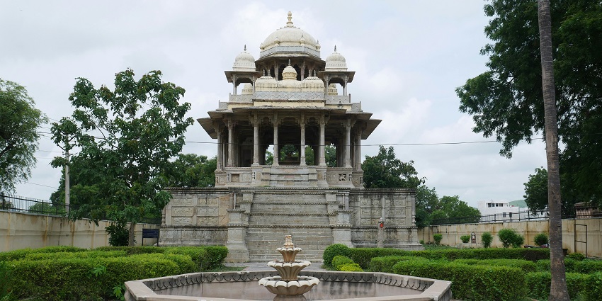 Chaurasi Khambon ki Chhatri, Bundi, an 84-pillared cenotaph reflecting Rajasthani art.
