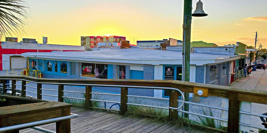 Island Bar is one of the best venues to enjoy Ko Samet nightlife for singles.