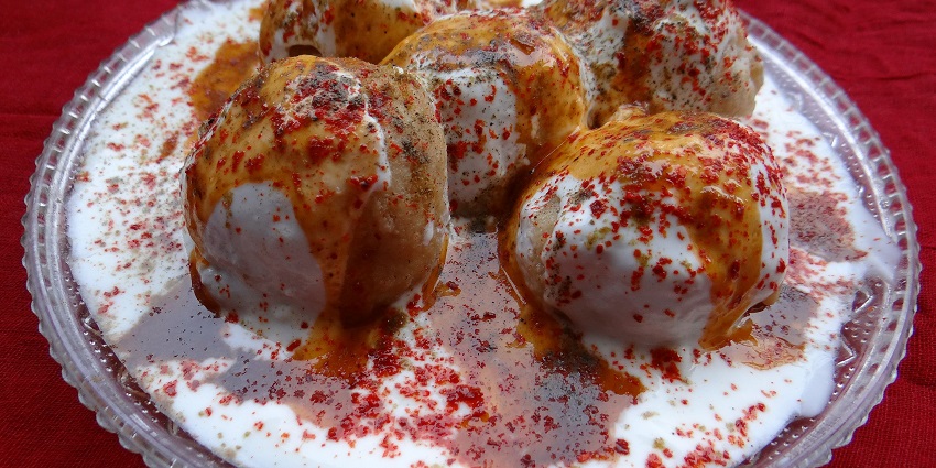 There are a plethora of eateries near Tapovan Caves and Hills to enjoy a meal.