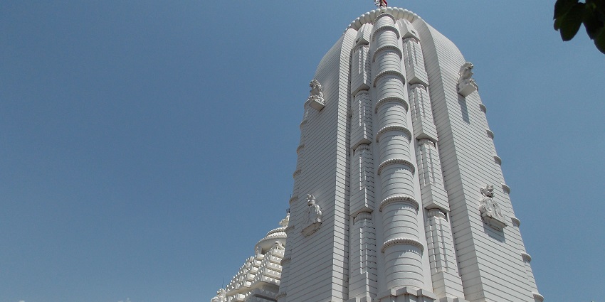 The best time to head to this sacred site is during the winter months and Shivaratri.