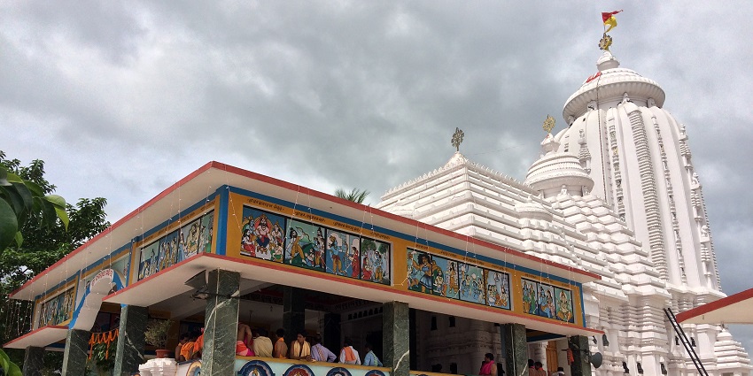 It is best to visit the holy place during the Rath Yatra and Maha Shivaratri festivals.