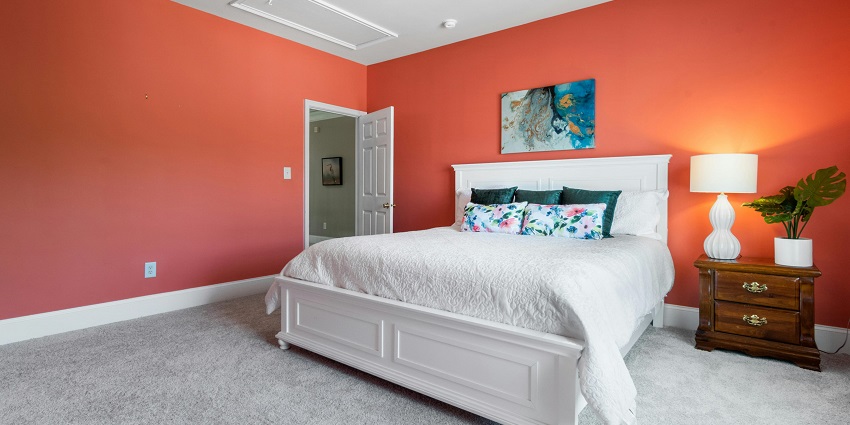 There are various accommodations available near the historical site for a stay.