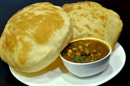 A renowned dish of Malviya Nagar, Chole bhature is one of the best street food in South Delhi