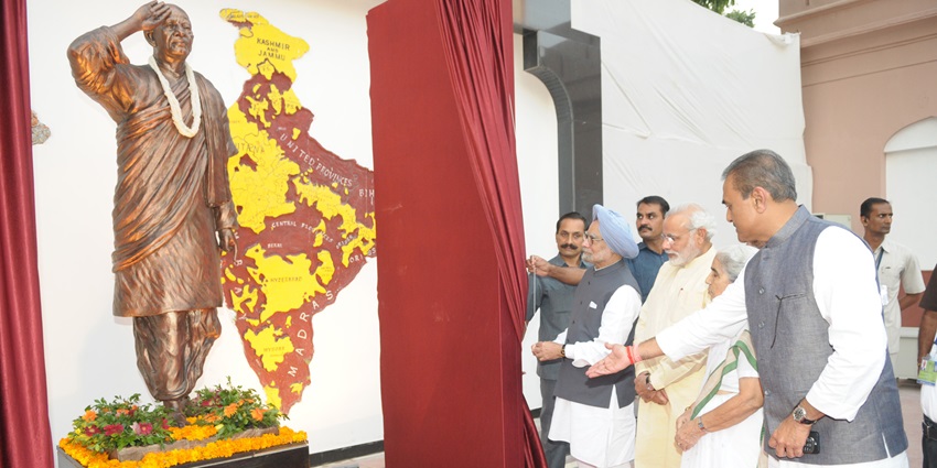 The Prime Minister unveiling the plaque to inaugurate the statue of Sardar Vallabhbhai Patel, at the inauguration of the Sardar Vallabhbhai Patel Museum.