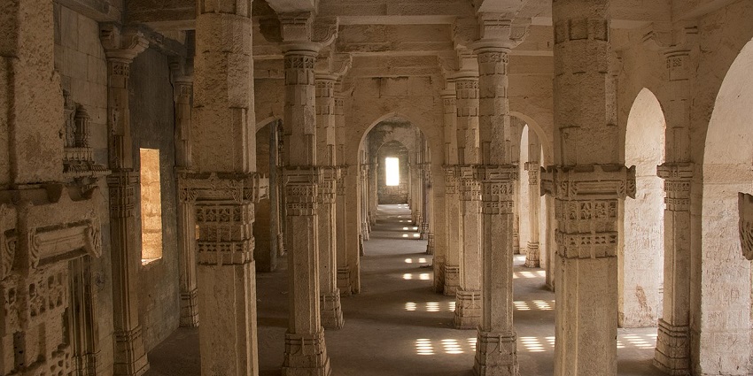 Uparkot Fort is one of the most significant historical landmarks to explore in Gujarat.