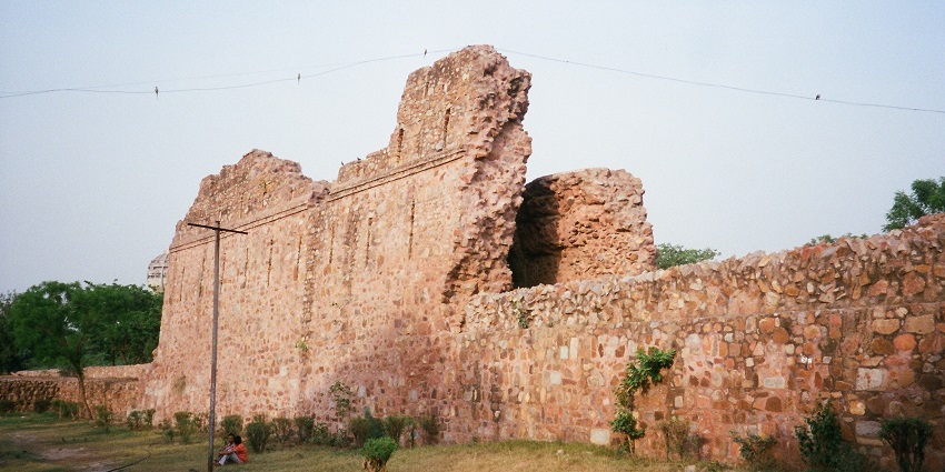 Explore the remnants of the ancient Bharuch Fort located in the Indian state of Gujarat.