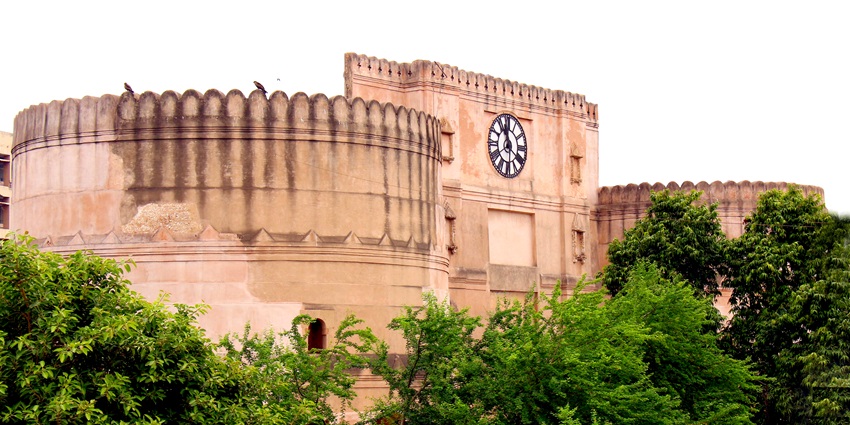 Bhadra Fort Ahmedabad is exactly located in the old city part of the state of Gujarat.