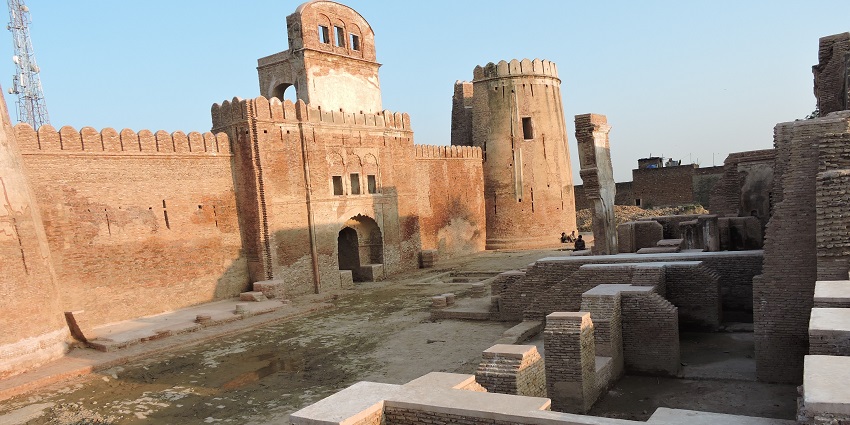 Image of ancient fort Manauli in Punjab during day time and surrounded by old buildings