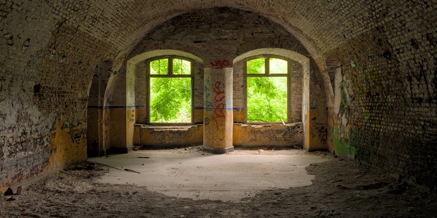 The interior view of a fort, showcasing the ancient arches and beautiful architecture.