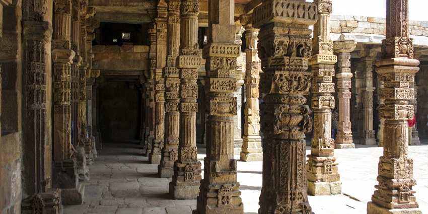 The architecture of the Quwwat-ul-Islam Mosque is worth admiring.