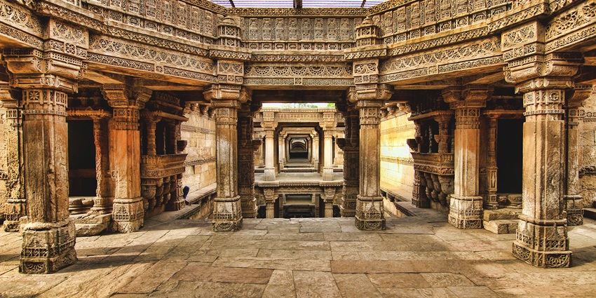 The entrance of Adalaj Stepwell, one of the top attractions near Splash Water Park Ahmedabad