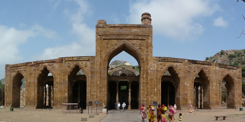 Entrance of Adhai Din Ka Jhopra, one of the best places to visit around Tarahgarh Fort.