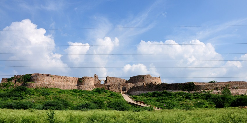 Adilabad Fort, among forts in Delhi, is a secluded fort constructed as an extension of Tughlaqabad.