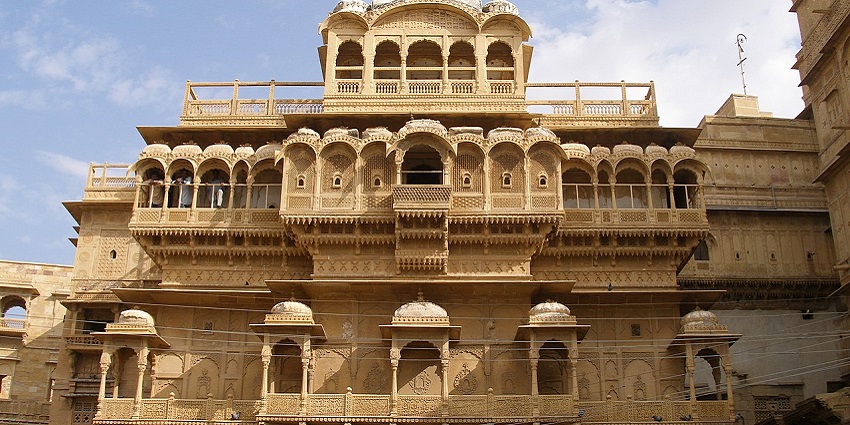 Bansidhar Newatia Haveli showcases exquisite frescoes of daily life and folklore.