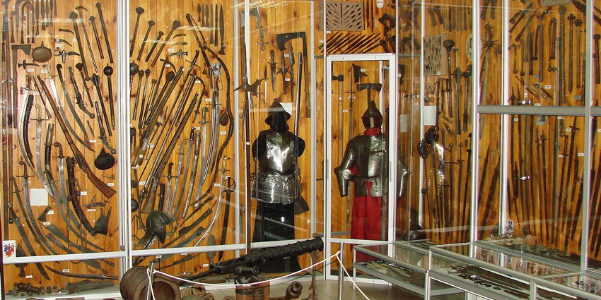 Admiring the collection of weapons is one of the best things to do in Darbar Hall Museum.