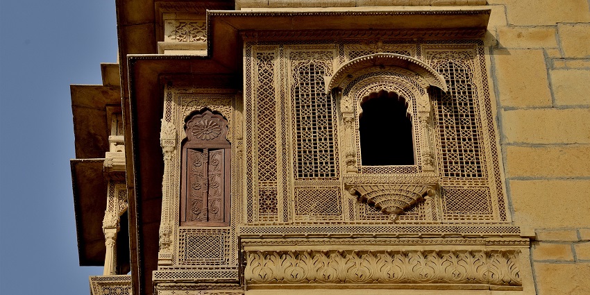 Saraf Haveli in Mandawa showcases exquisite frescoes and intricate carvings-Things to Do in Mandawa