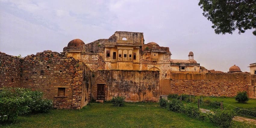 A mesmerising view of the Adoni Fort, one of the best places to visit near Mantralayam.