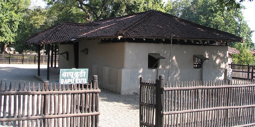 One of the places to visit in Bhandardara is Agastya Rishi Ashram offering spirituality.