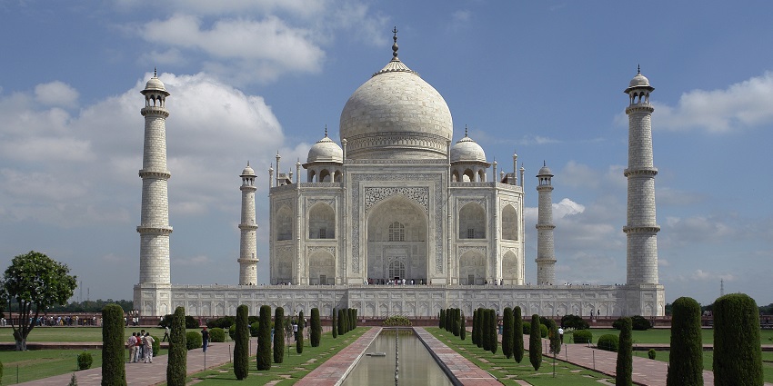 An image representing the majestic Taj Mahal, the best place to see near Bharatpur.