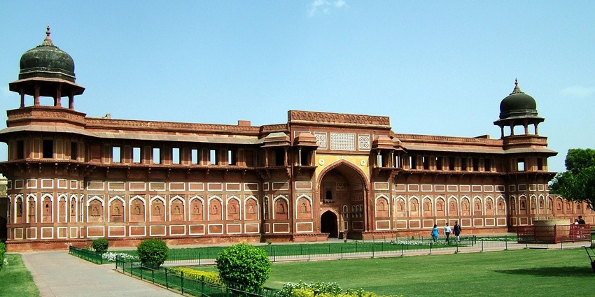 A view of Jahangiri Mahal at Agra Fort, one of the places to visit near Rajasthan.