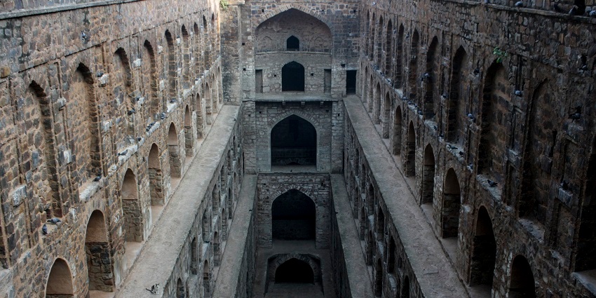 You can have eerie experiences at Agrasen ki Baoli, particularly during the late afternoon or after sunset.
