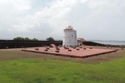 Aguada Fort is one of the famous and ancient forts, located in Goa along the sea shore.