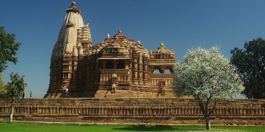 View of the Ahilyeshwar Temple, one of the best places to visit in Maheshwar